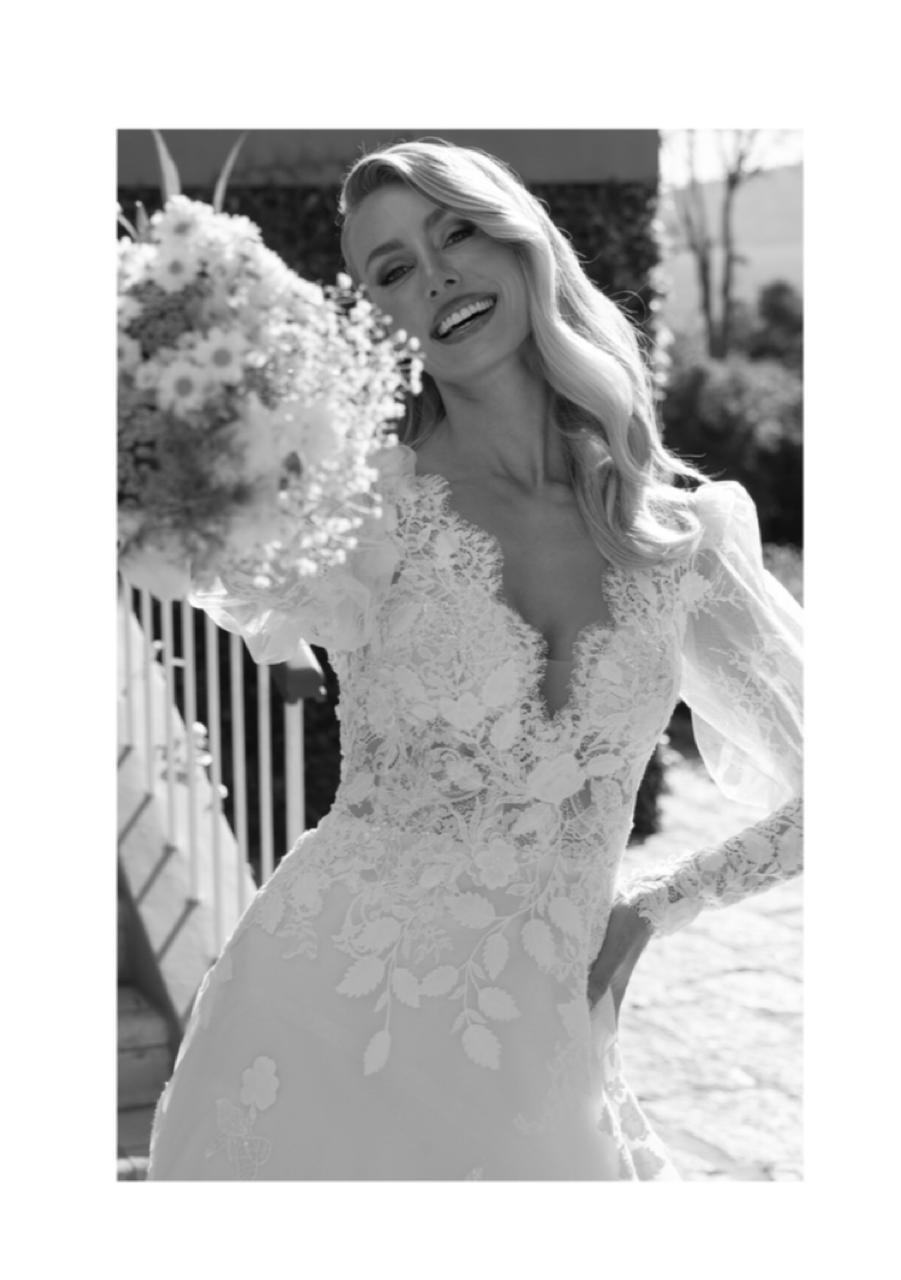 Vestido noiva rodado, decote em V, off-white em tela high gloss sobreposta por tule.