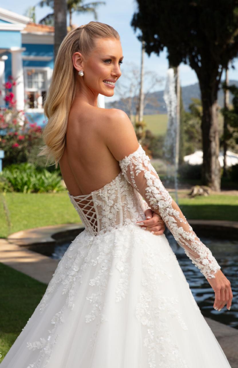 Vestido noiva rodado, com decote tomara que caia e manga longa removível.