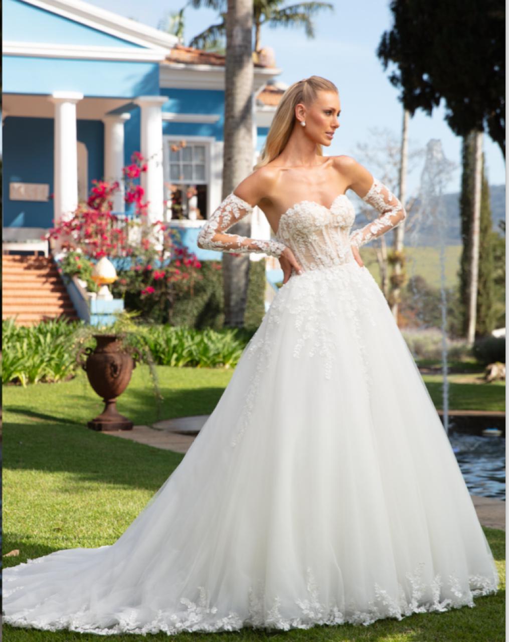 Vestido noiva rodado, com decote tomara que caia e manga longa removível.