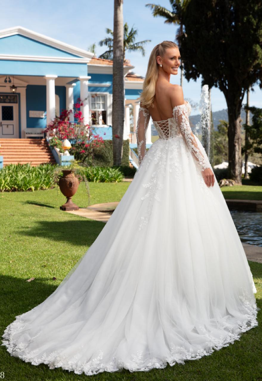 Vestido noiva rodado, com decote tomara que caia e manga longa removível.