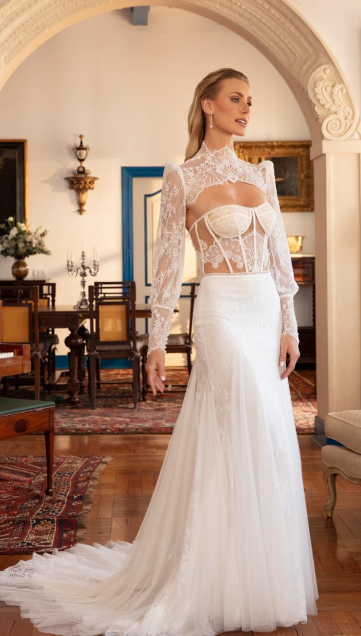 Vestido noiva estilo sereia, decote tomara que caia, nude c/ off-white, em renda francesa.