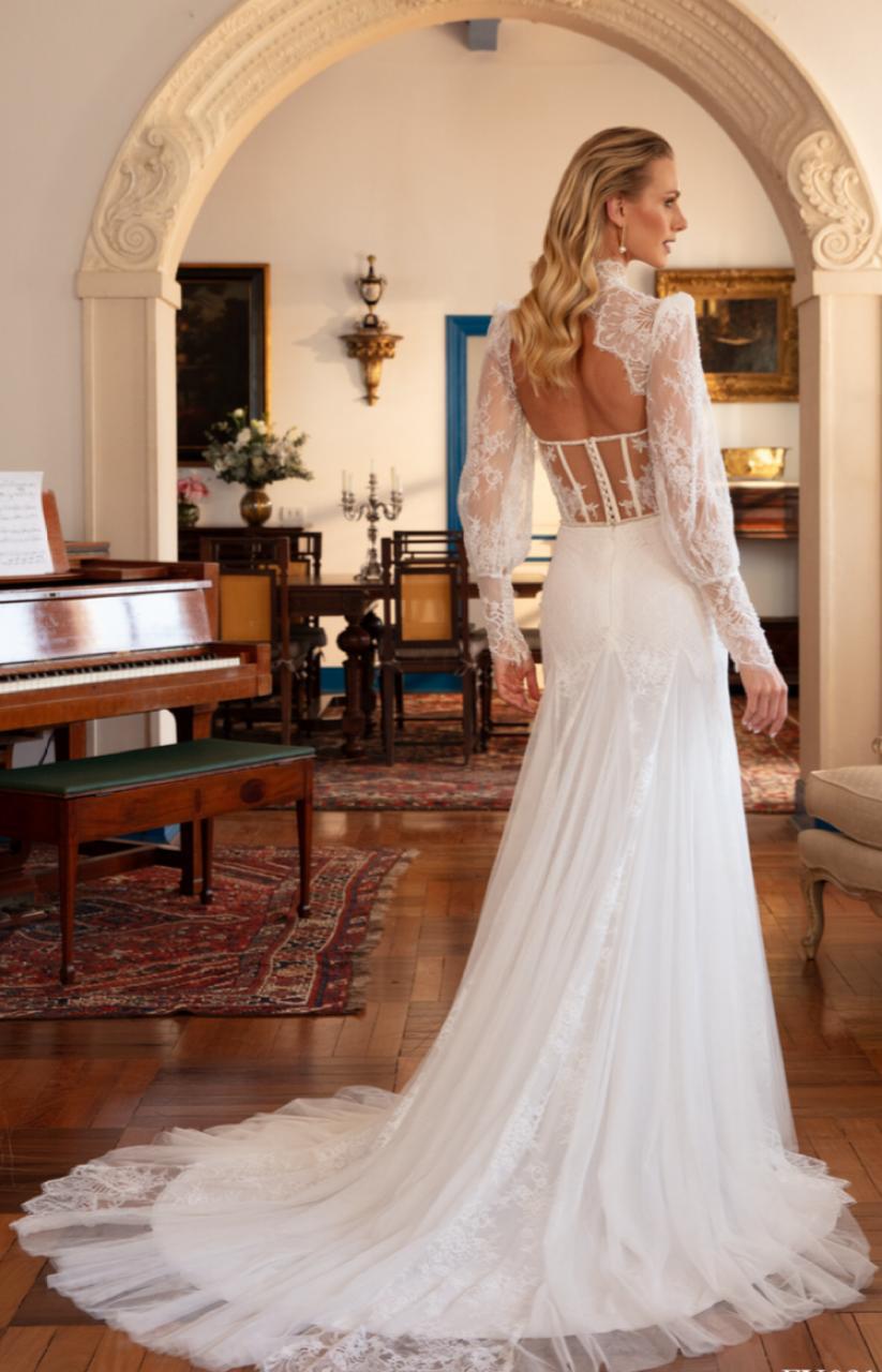 Vestido noiva estilo sereia, decote tomara que caia, nude c/ off-white, em renda francesa.