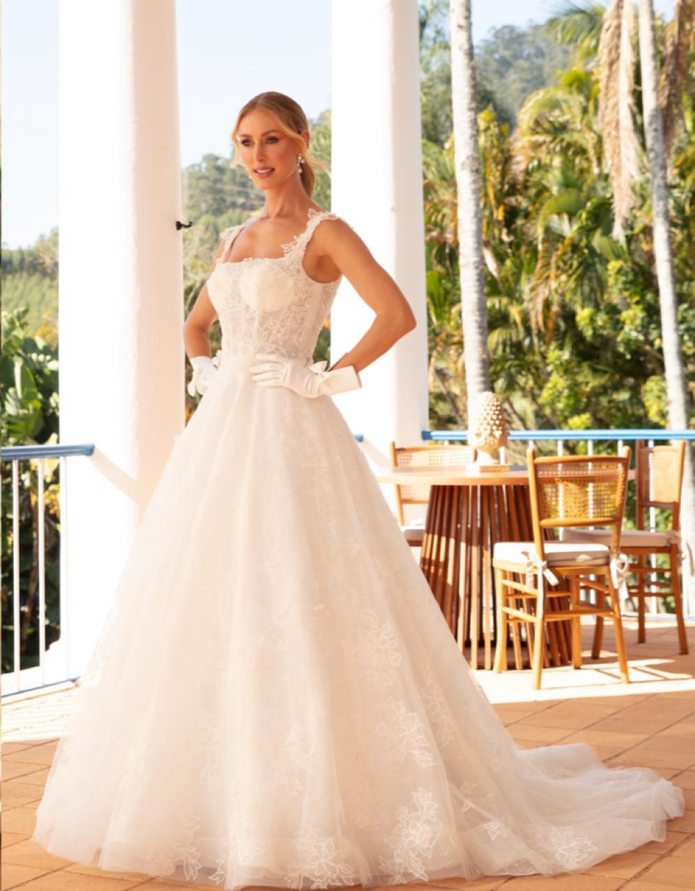 Vestido noiva rodado, decote quadrado, off-white, em renda francesa sobreposto por tule.