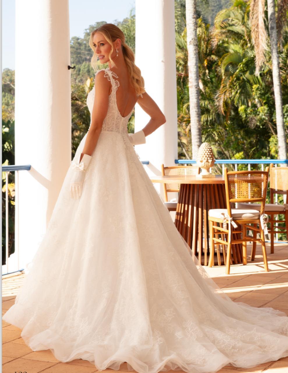 Vestido noiva rodado, decote quadrado, off-white, em renda francesa sobreposto por tule.