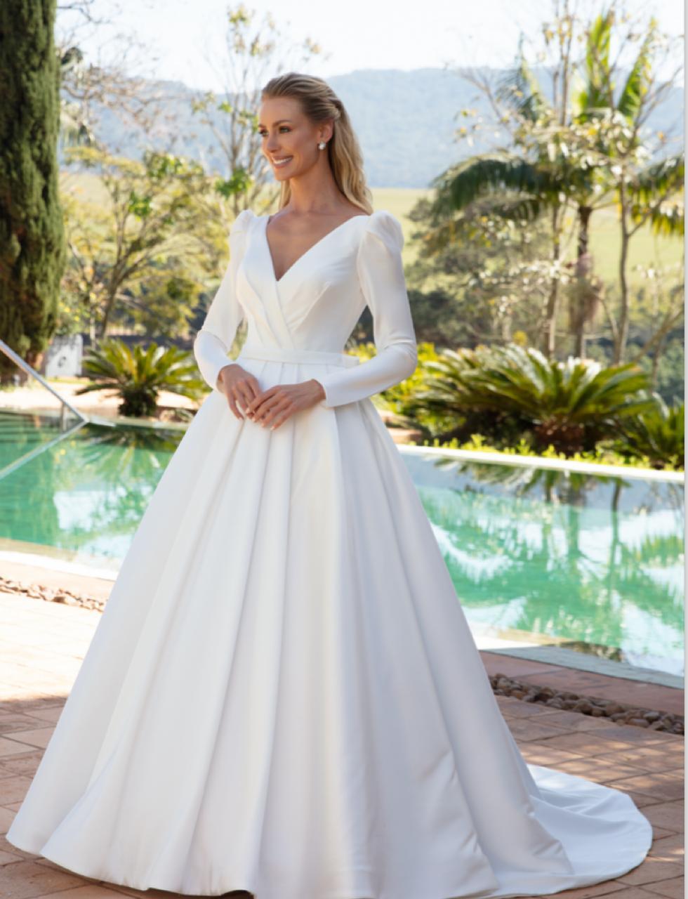 Vestido noiva rodado, decote em V, off-white, em zibeline.