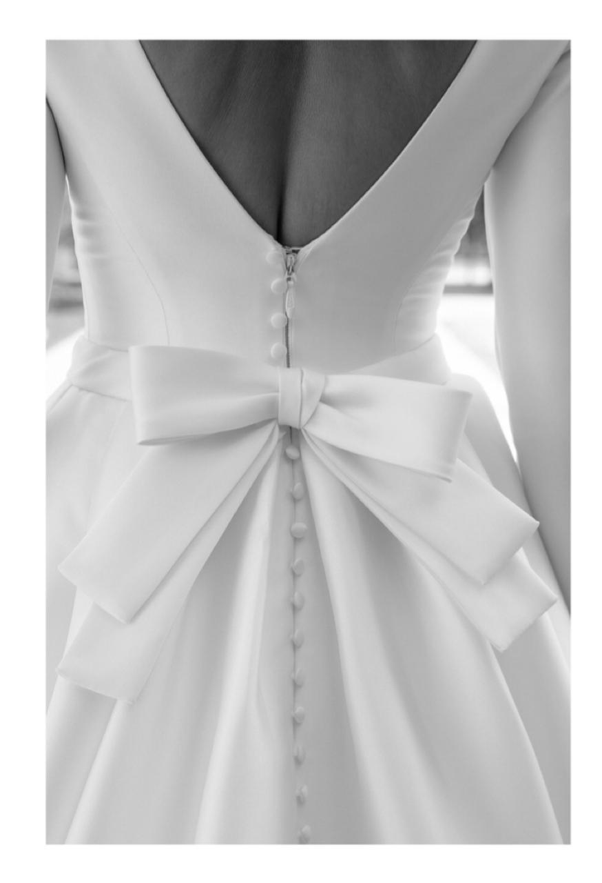 Vestido noiva rodado, decote em V, off-white, em zibeline.