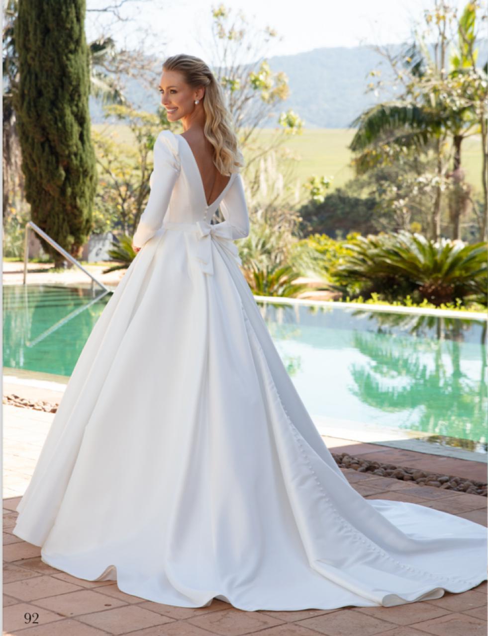 Vestido noiva rodado, decote em V, off-white, em zibeline.