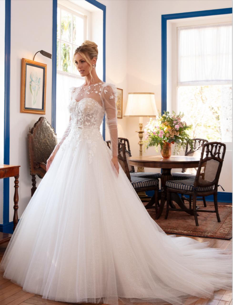 Vestido noiva rodado, decote tomara que caia, off-white, em tela high gloss sobreposta por tule.