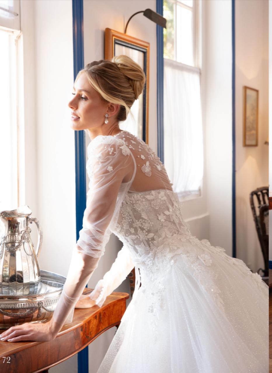 Vestido noiva rodado, decote tomara que caia, off-white, em tela high gloss sobreposta por tule.