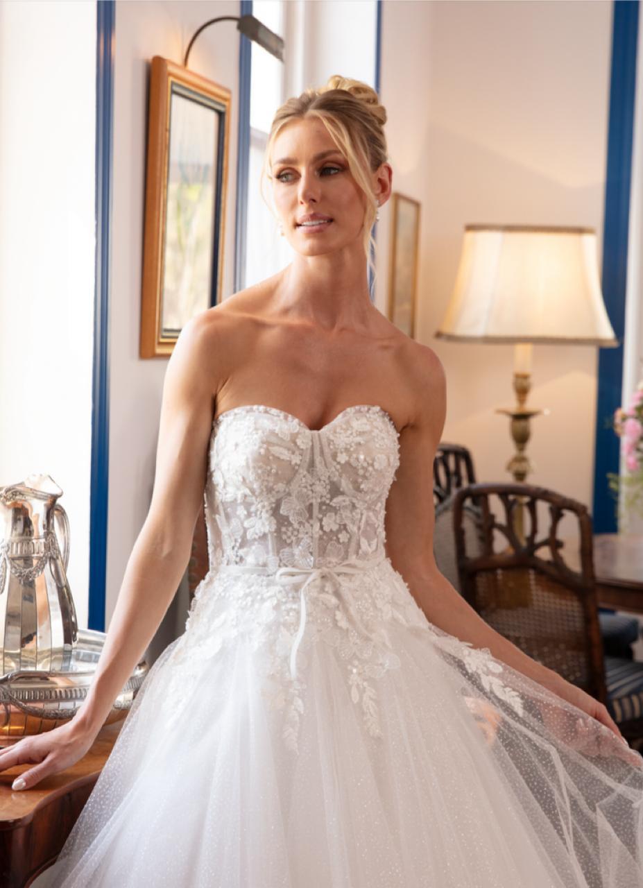 Vestido noiva rodado, decote tomara que caia, off-white, em tela high gloss sobreposta por tule.