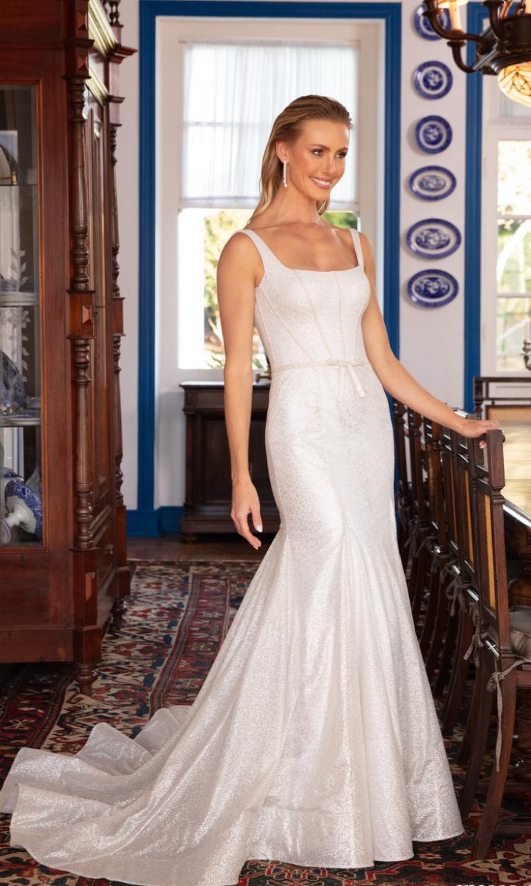 Vestido noiva estilo sereia, decote quadrado, branco, em tela de high gloss.