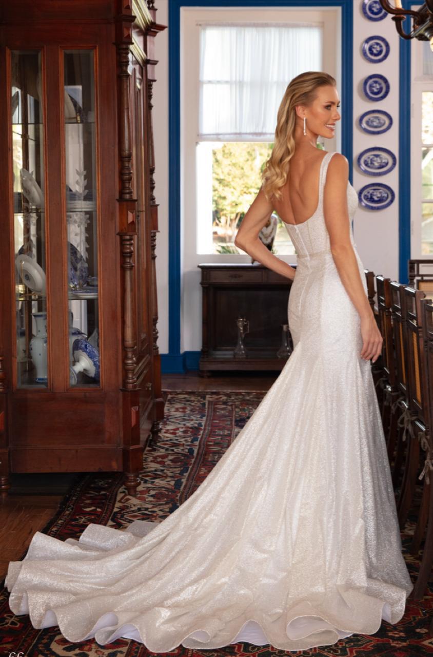 Vestido noiva estilo sereia, decote quadrado, branco, em tela de high gloss.