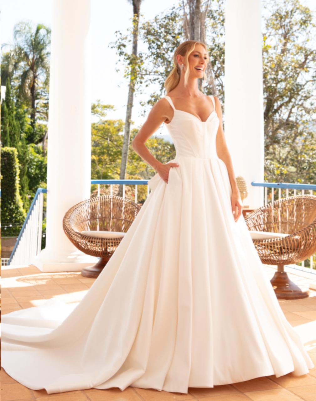 Vestido noiva rodado, decote princesa, off-white, em zibeline.