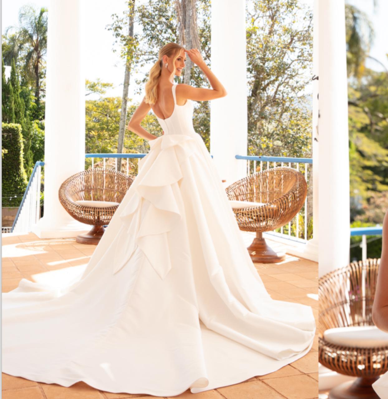 Vestido noiva rodado, decote princesa, off-white, em zibeline.