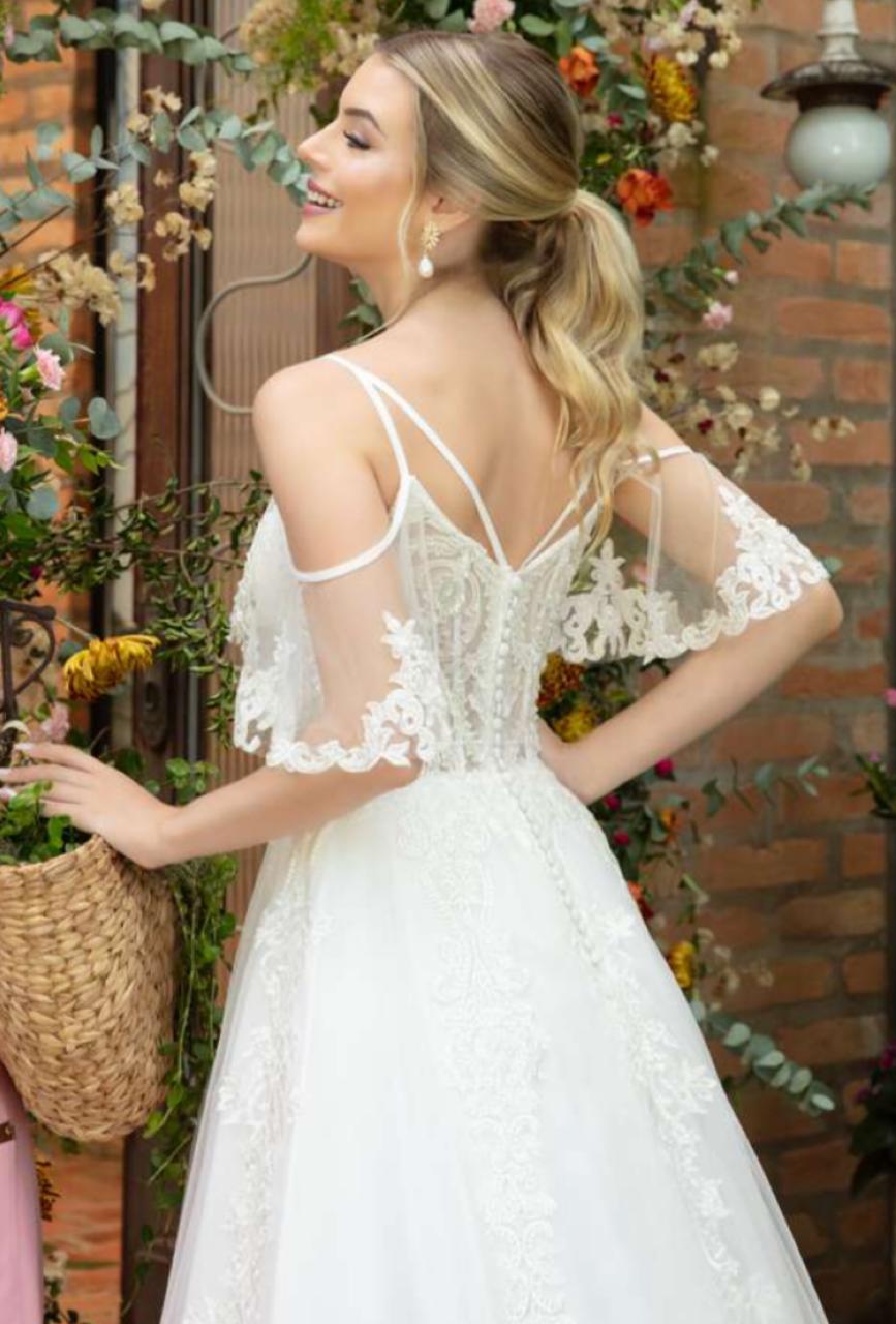 Vestido noiva romântico, em tule off-white e renda fio de seda.