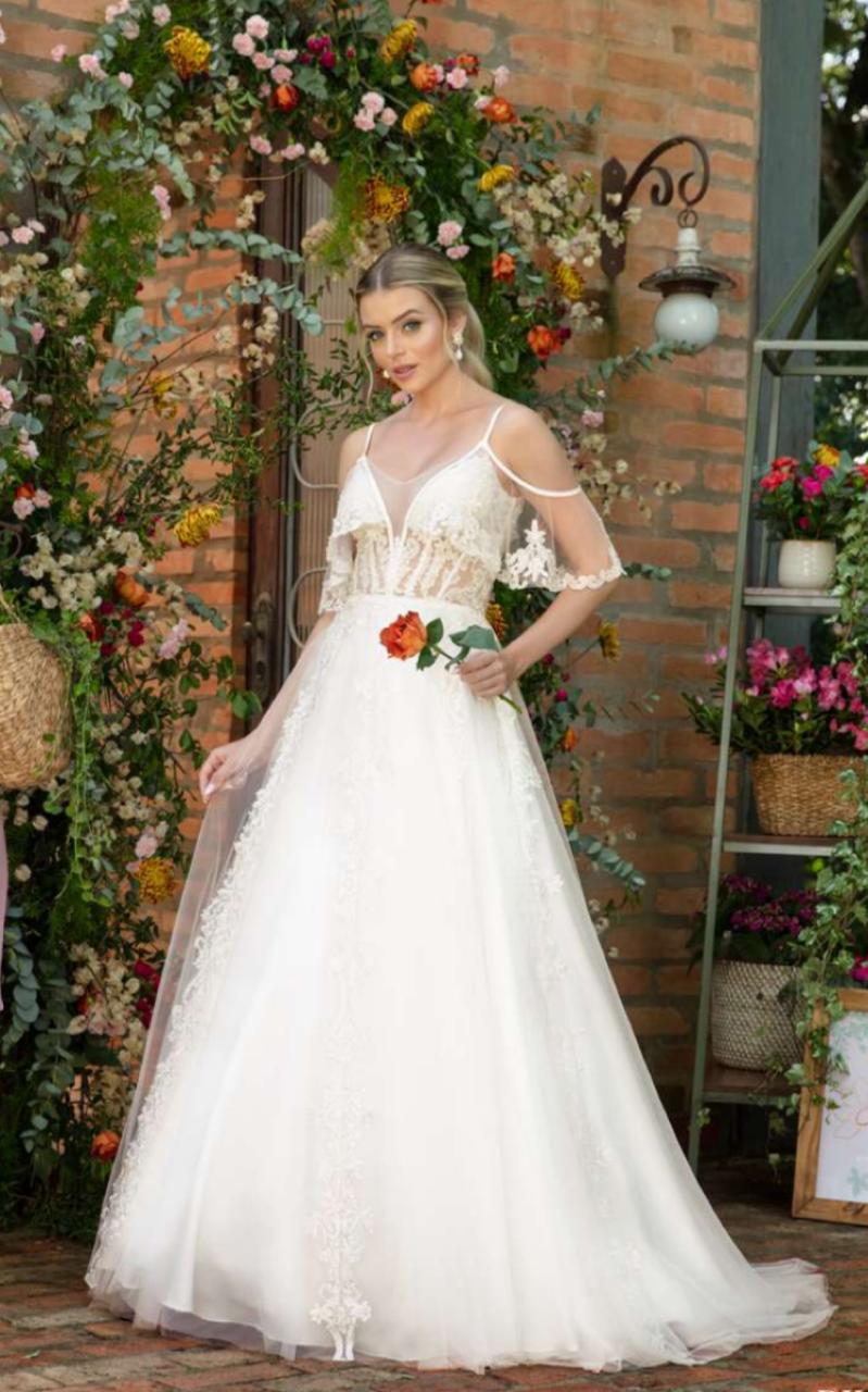 Vestido noiva romântico, em tule off-white e renda fio de seda.