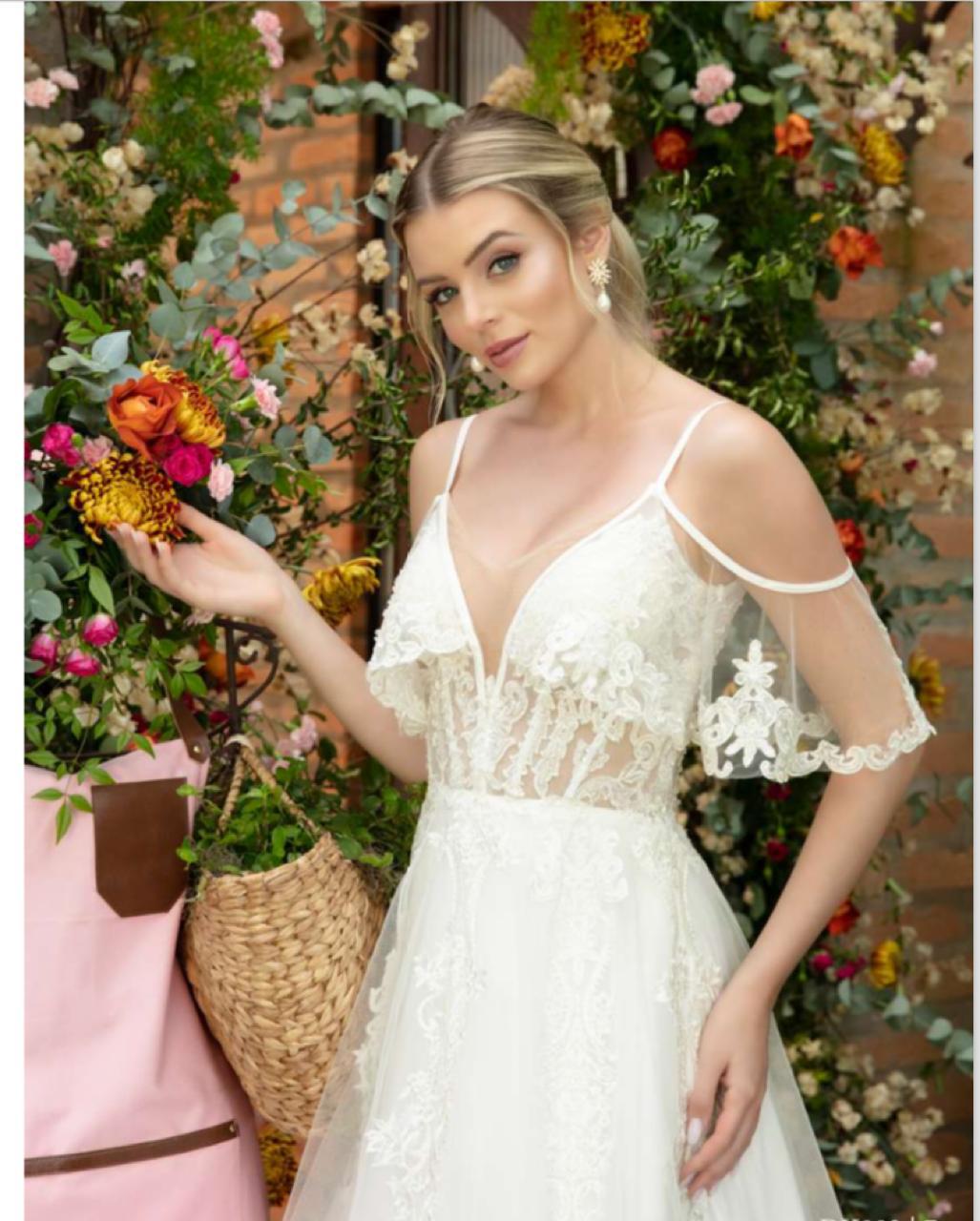 Vestido noiva romântico, em tule off-white e renda fio de seda.