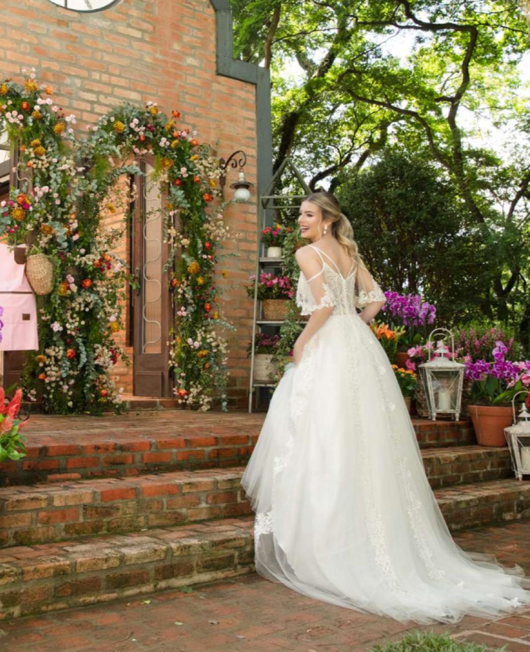Vestido noiva romântico, em tule off-white e renda fio de seda.