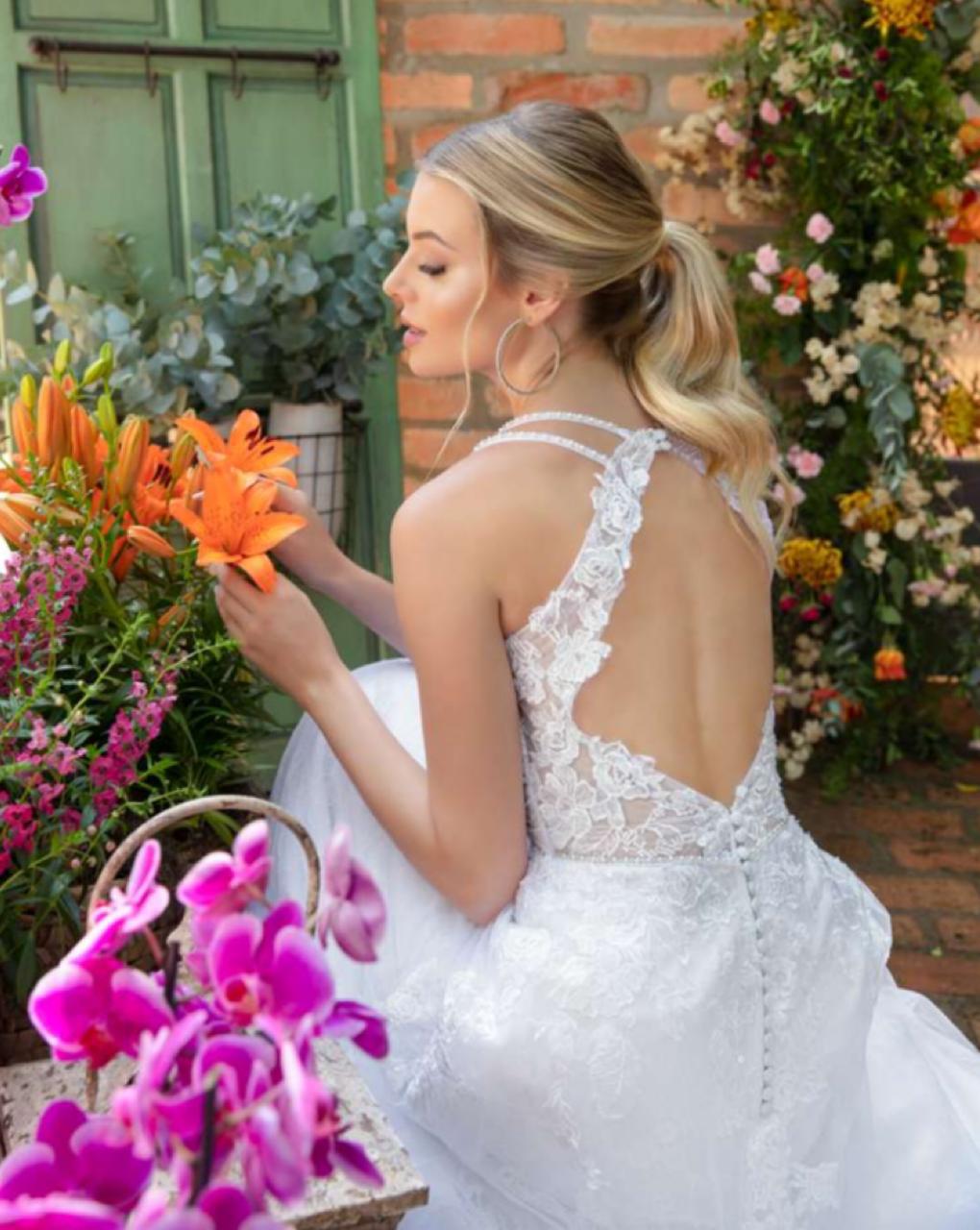 Vestido romântico fluido, composto por renda francesa, sobreposta por tule com barrado e aplicações de renda, branco.