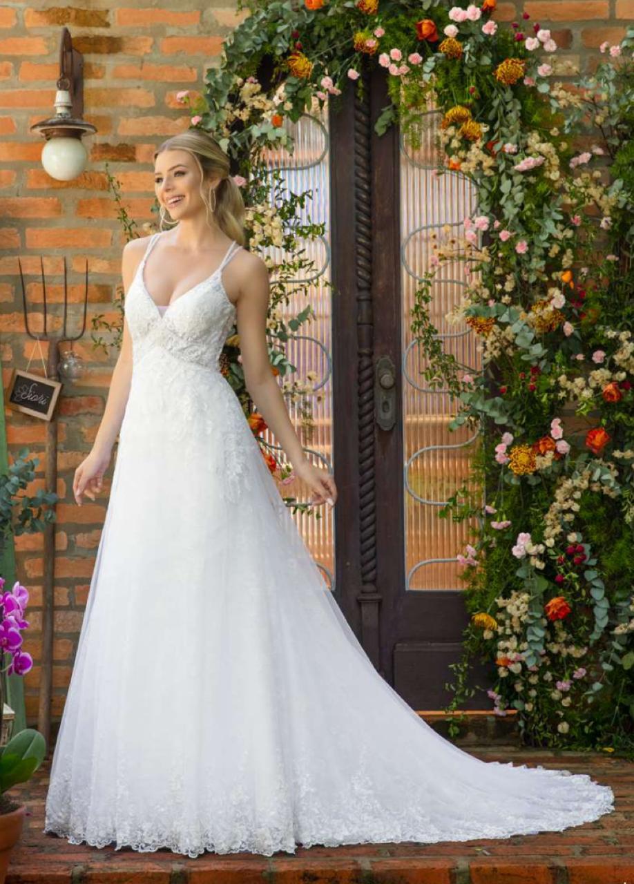 Vestido romântico fluido, composto por renda francesa, sobreposta por tule com barrado e aplicações de renda, branco.