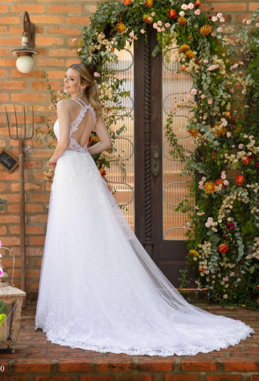 Vestido romântico fluido, composto por renda francesa, sobreposta por tule com barrado e aplicações de renda, branco.