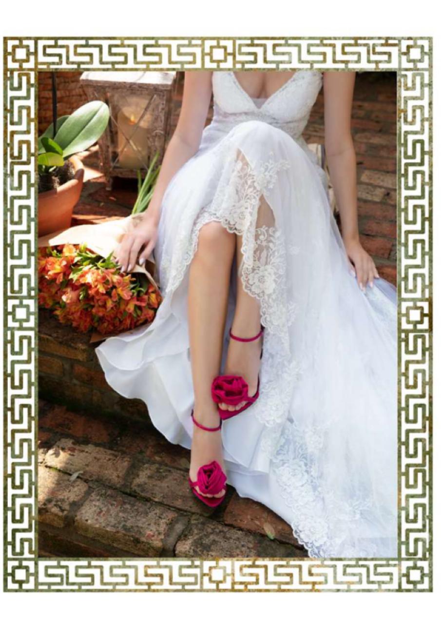 Vestido romântico fluido, composto por renda francesa, sobreposta por tule com barrado e aplicações de renda, branco.