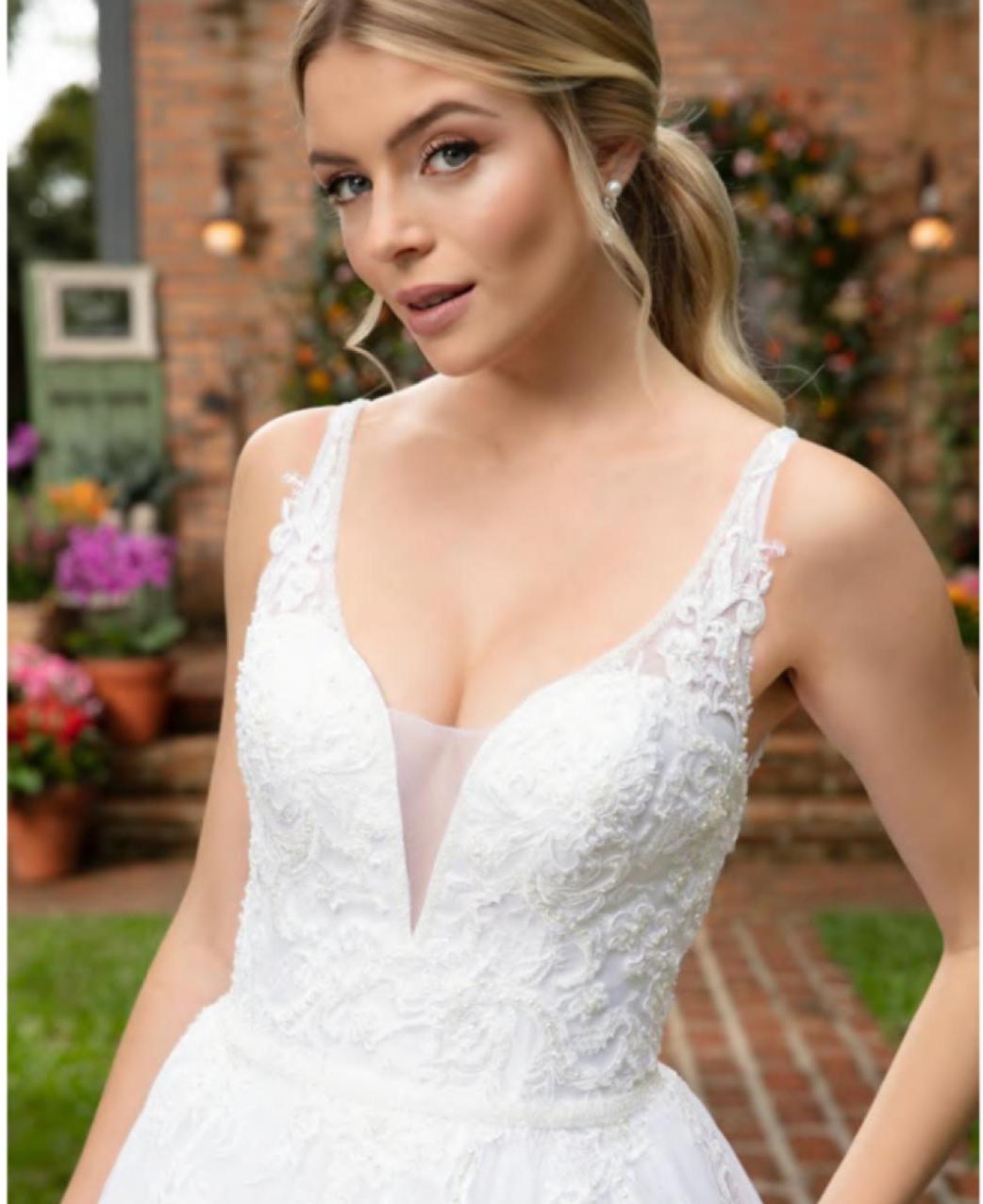 Vestido noiva inspiração princesa com ampla saia rodada. Na cor branco.