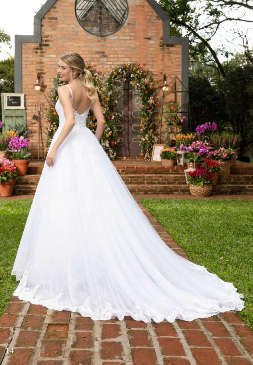 Vestido noiva inspiração princesa com ampla saia rodada. Na cor branco.