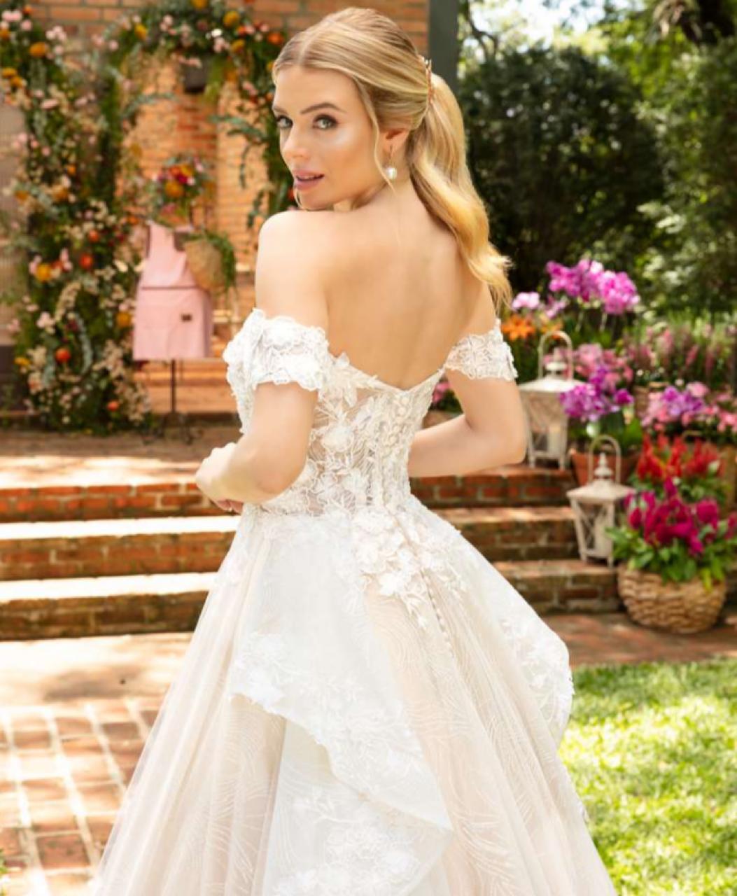 Vestido inspiração romântica em tela high gloss desenhada e aplicações de renda floral.