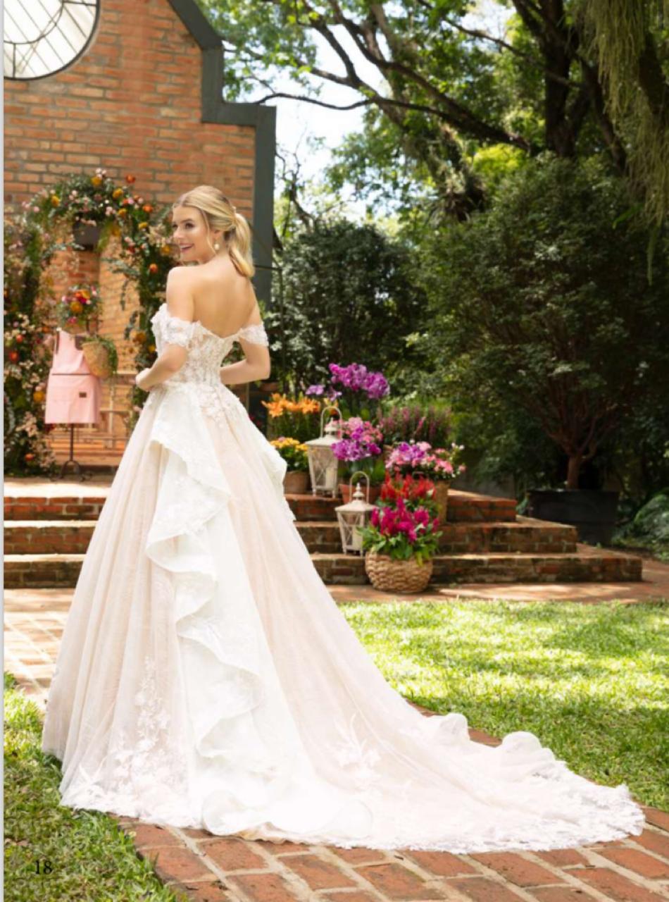 Vestido inspiração romântica em tela high gloss desenhada e aplicações de renda floral.