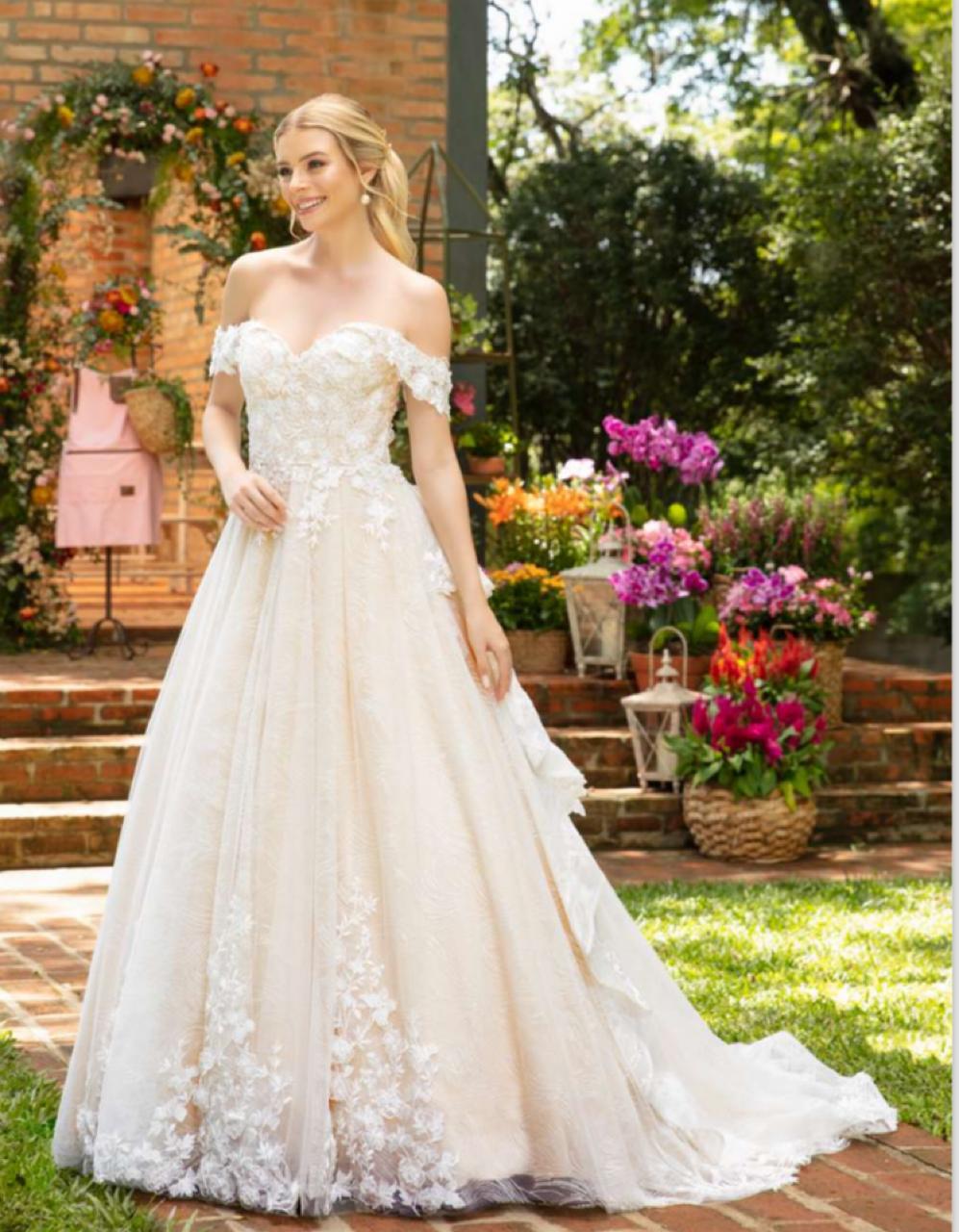 Vestido inspiração romântica em tela high gloss desenhada e aplicações de renda floral.