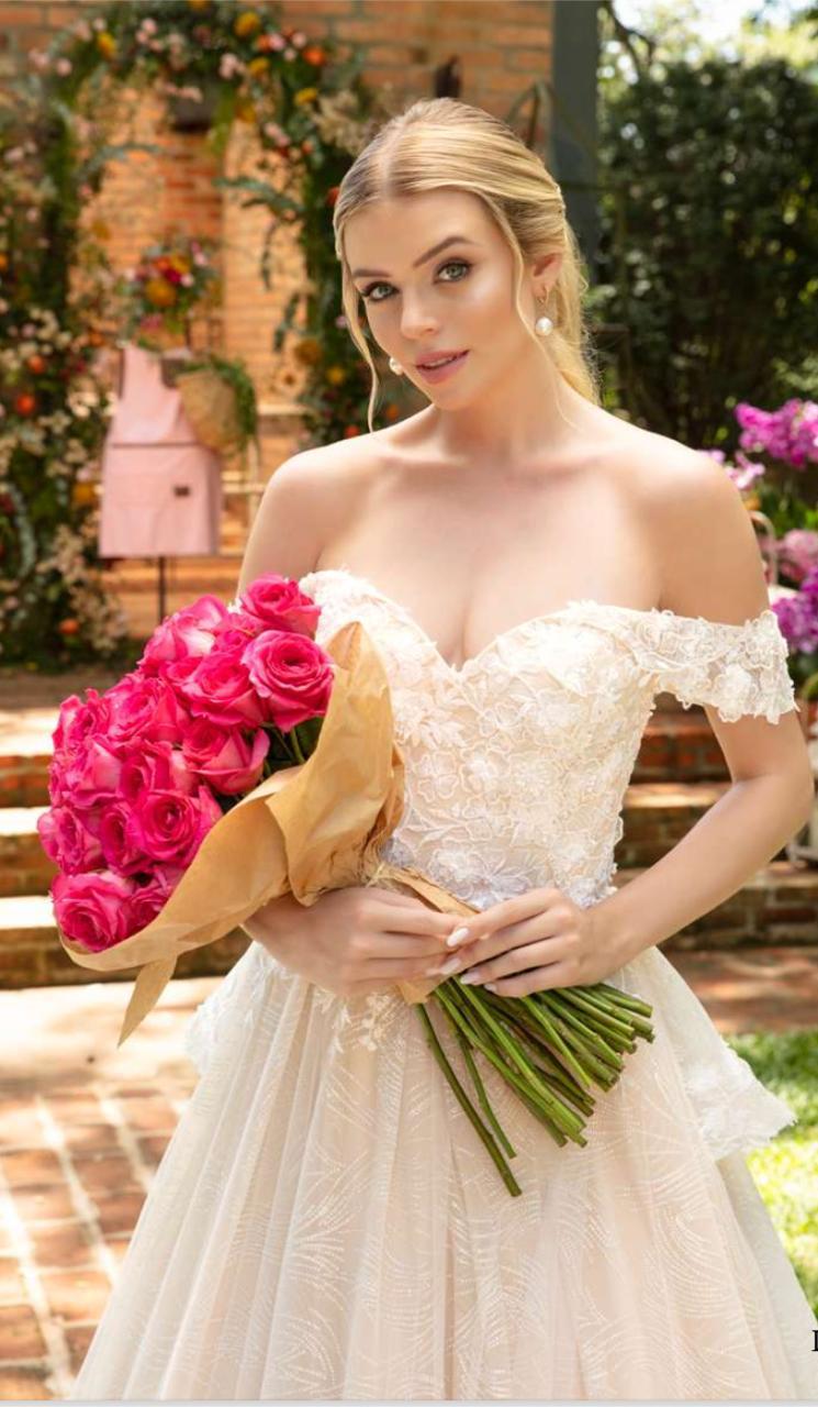 Vestido inspiração romântica em tela high gloss desenhada e aplicações de renda floral.