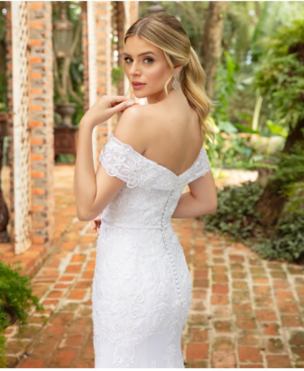 Elegante vestido noiva modelagem sereia, em tela high gloss sobreposta por tule e aplicações de renda fio de seda. 