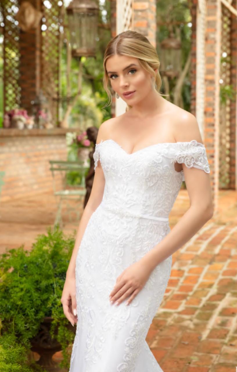 Elegante vestido noiva modelagem sereia, em tela high gloss sobreposta por tule e aplicações de renda fio de seda. 