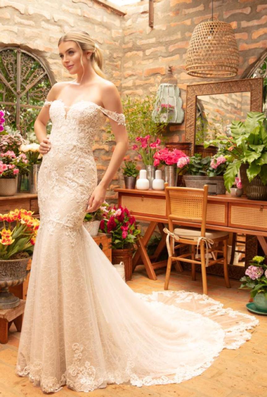 Vestido noiva estilo sereia tomara que caia, decote coração com graciosas alças pendentes emoldurando os braços.