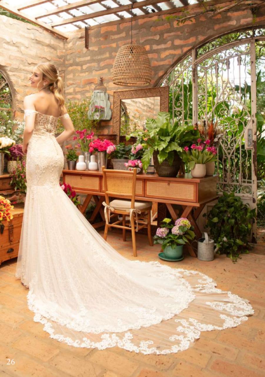 Vestido noiva estilo sereia tomara que caia, decote coração com graciosas alças pendentes emoldurando os braços.