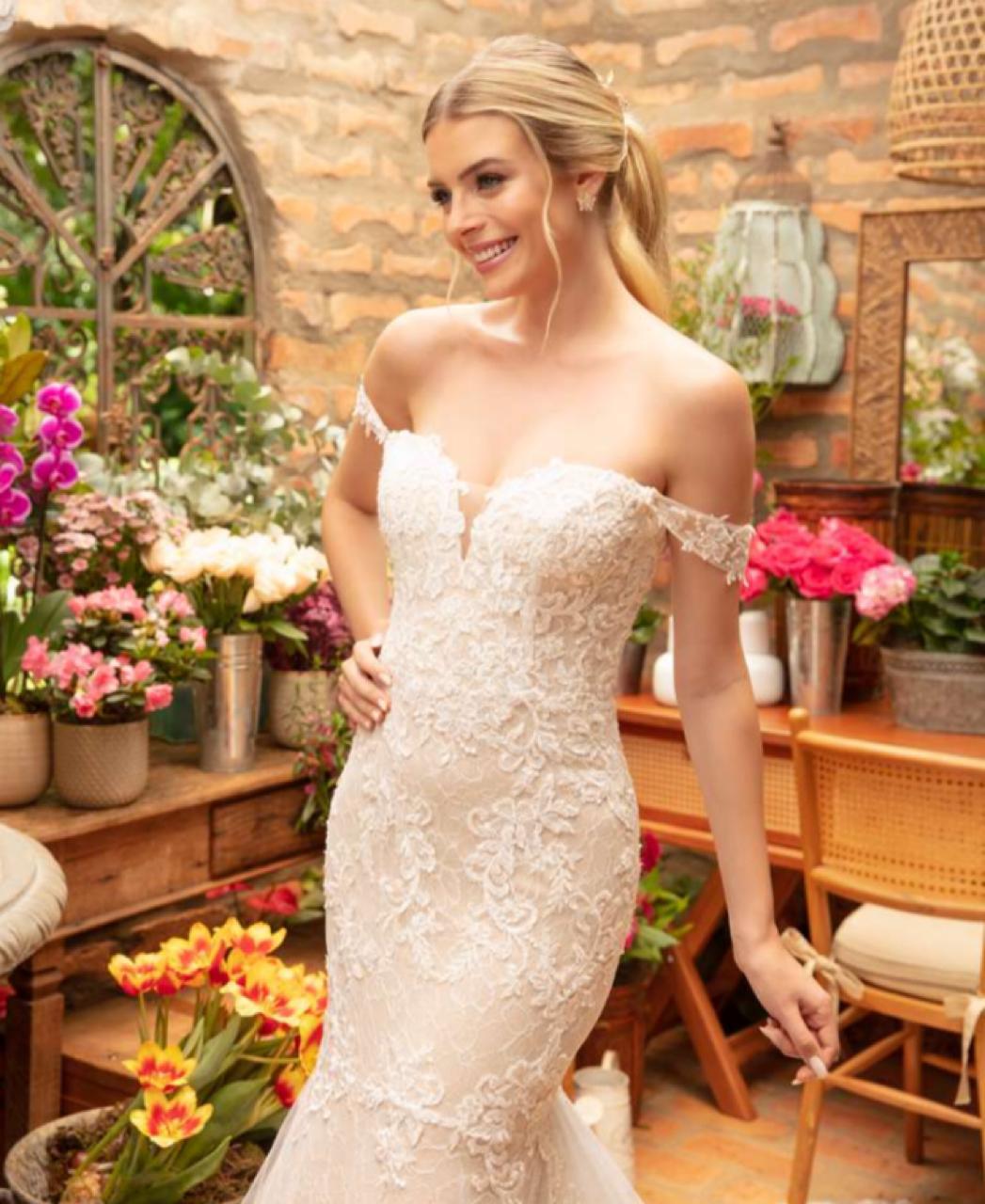 Vestido noiva estilo sereia tomara que caia, decote coração com graciosas alças pendentes emoldurando os braços.