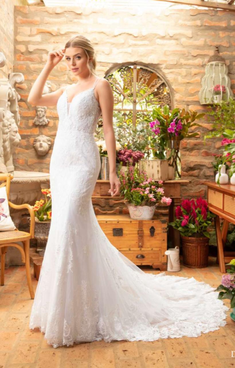 Vestido noiva modelagem sereia em renda francesa, com barrado e aplicações de renda fio de seda.