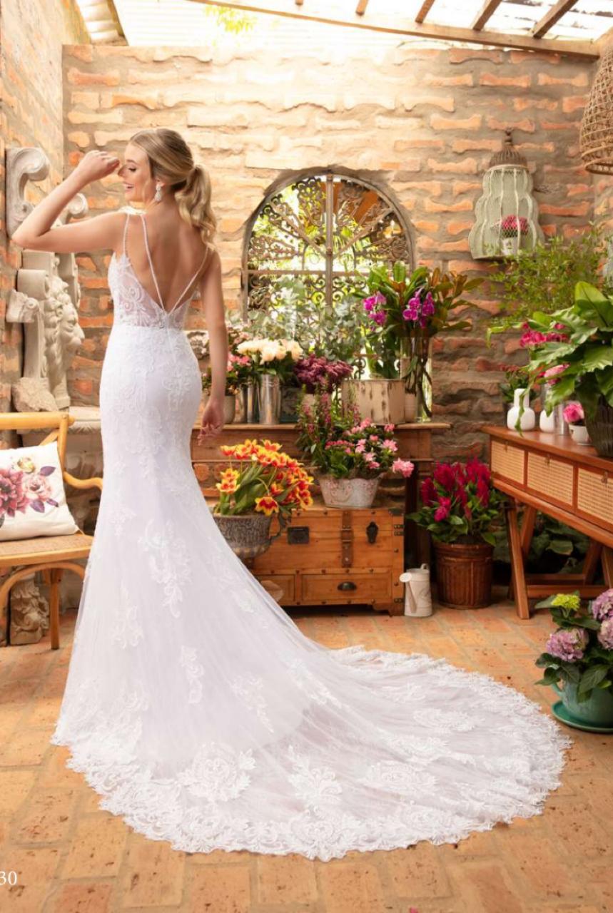 Vestido noiva modelagem sereia em renda francesa, com barrado e aplicações de renda fio de seda.