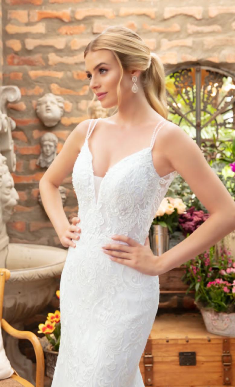 Vestido noiva modelagem sereia em renda francesa, com barrado e aplicações de renda fio de seda.