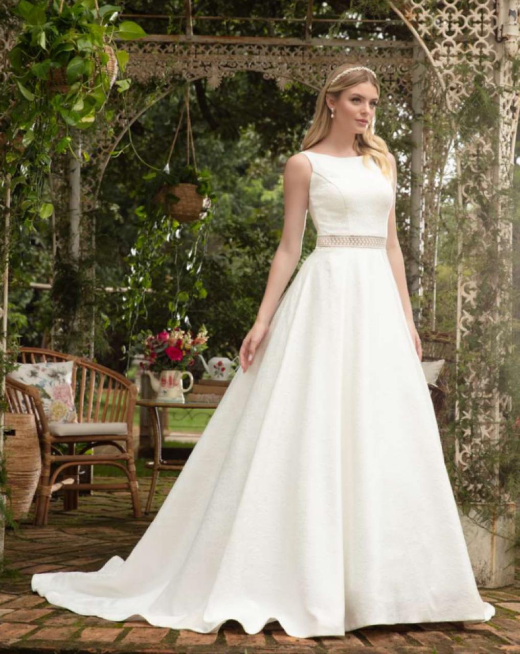 Vestido noiva rodado, inspiração princesa em tecido adamascado off-white.