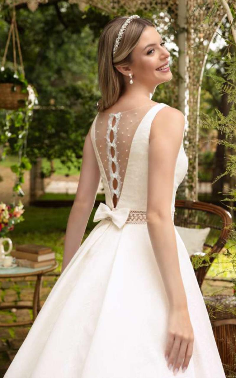 Vestido noiva rodado, inspiração princesa em tecido adamascado off-white.