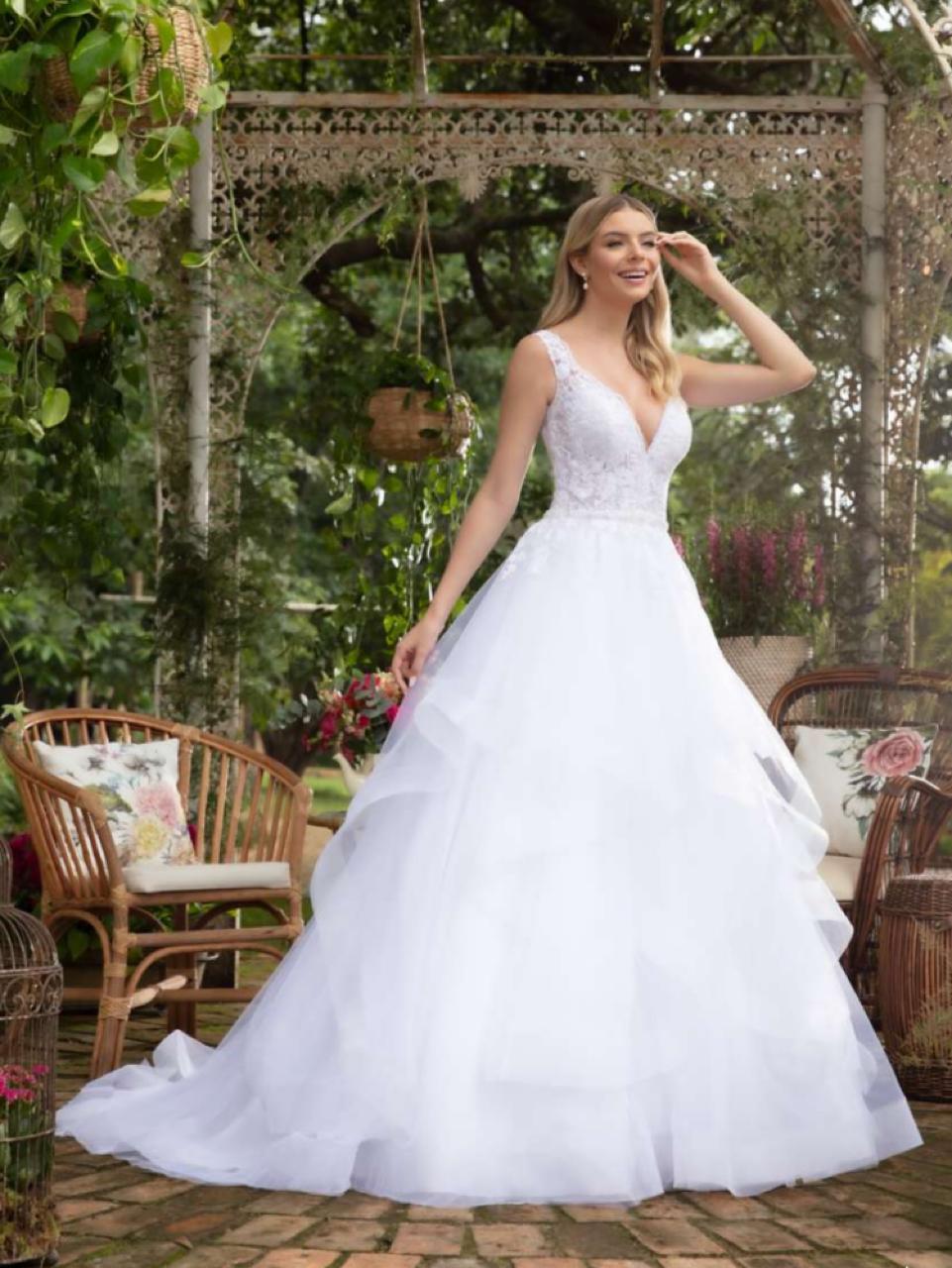 Vestido noiva inspiração romântica. Apresenta corpete acinturado e ampla saia rodada. Na cor branco.