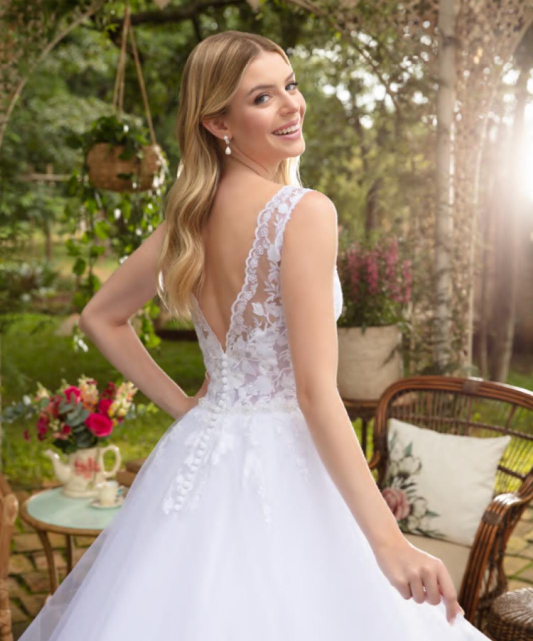 Vestido noiva inspiração romântica. Apresenta corpete acinturado e ampla saia rodada. Na cor branco.