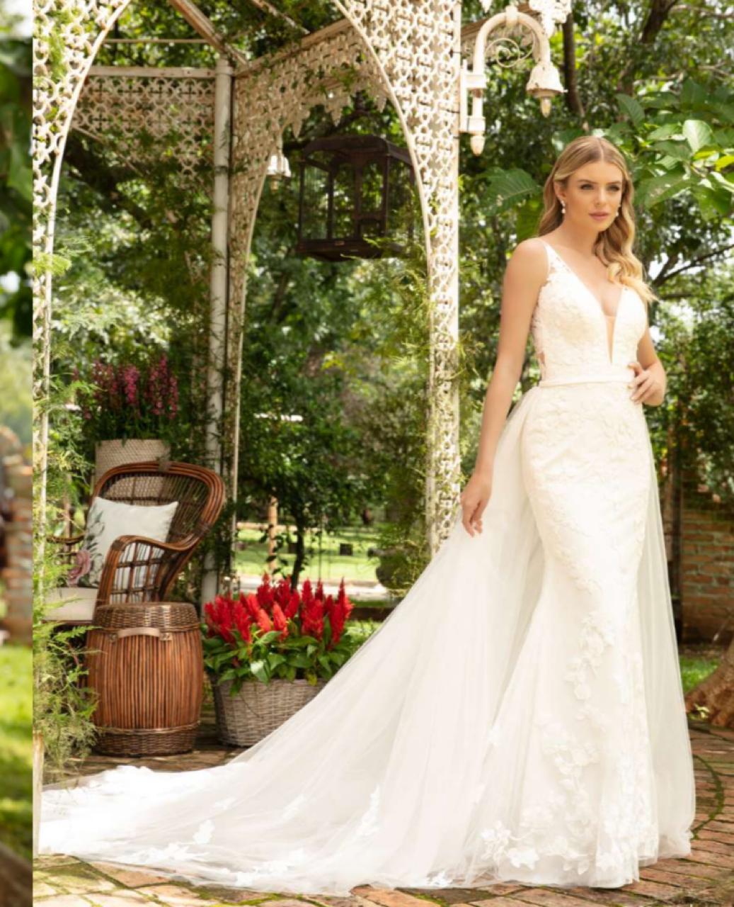 Vestido noiva fluido, modelagem sereia em renda francesa off-white, sobreposta por tule com aplicações de renda de algodão.