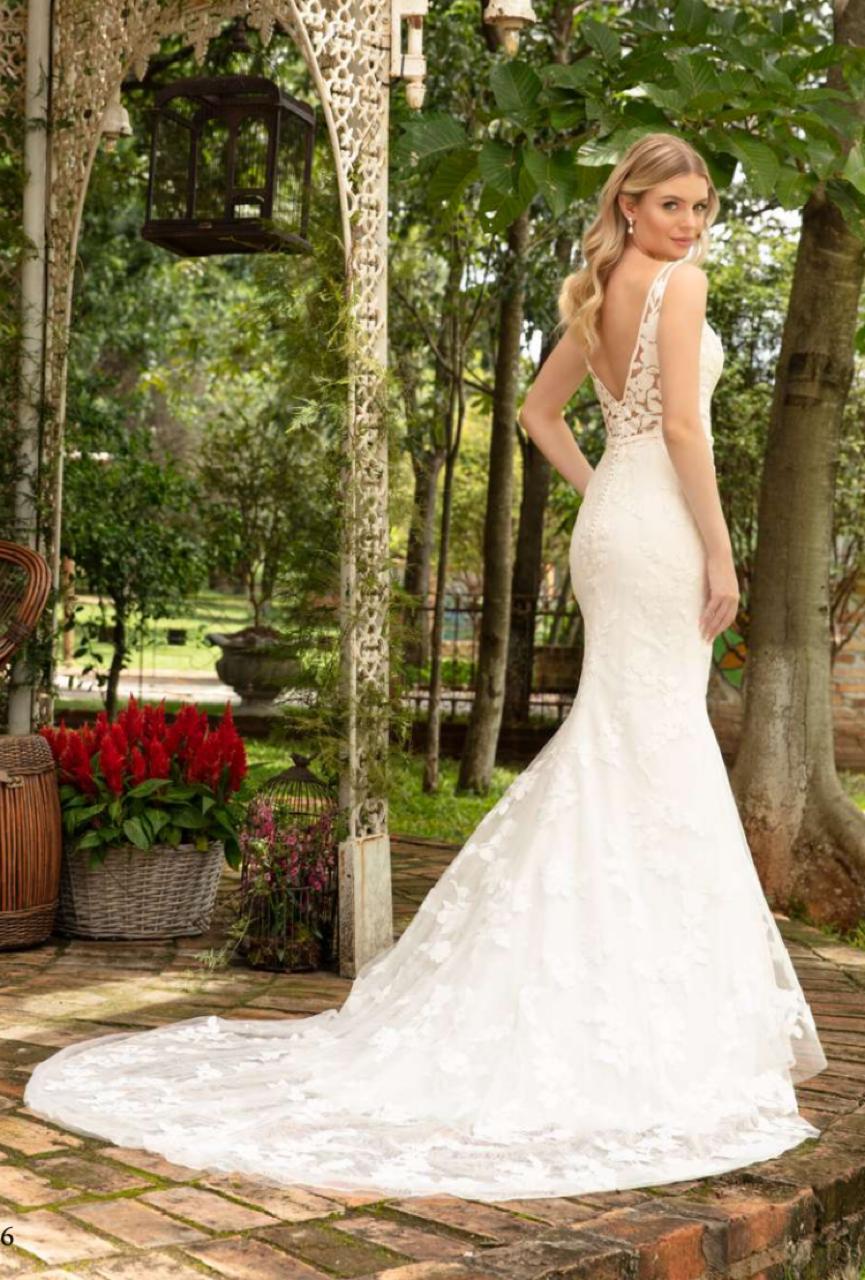 Vestido noiva fluido, modelagem sereia em renda francesa off-white, sobreposta por tule com aplicações de renda de algodão.