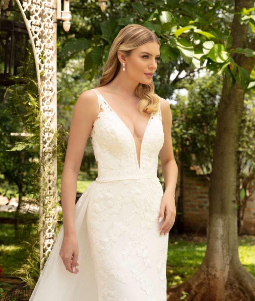 Vestido noiva fluido, modelagem sereia em renda francesa off-white, sobreposta por tule com aplicações de renda de algodão.