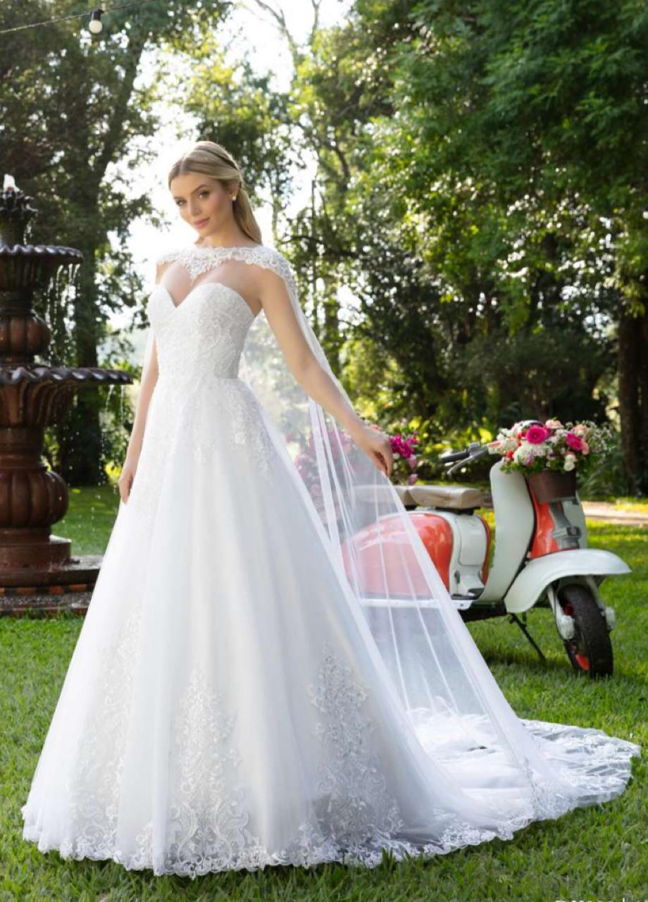 Clássico e atemporal, vestido noiva branco natural tomara-que-caia em tela high gloss sobreposta por tule com aplicações de renda fio de seda.