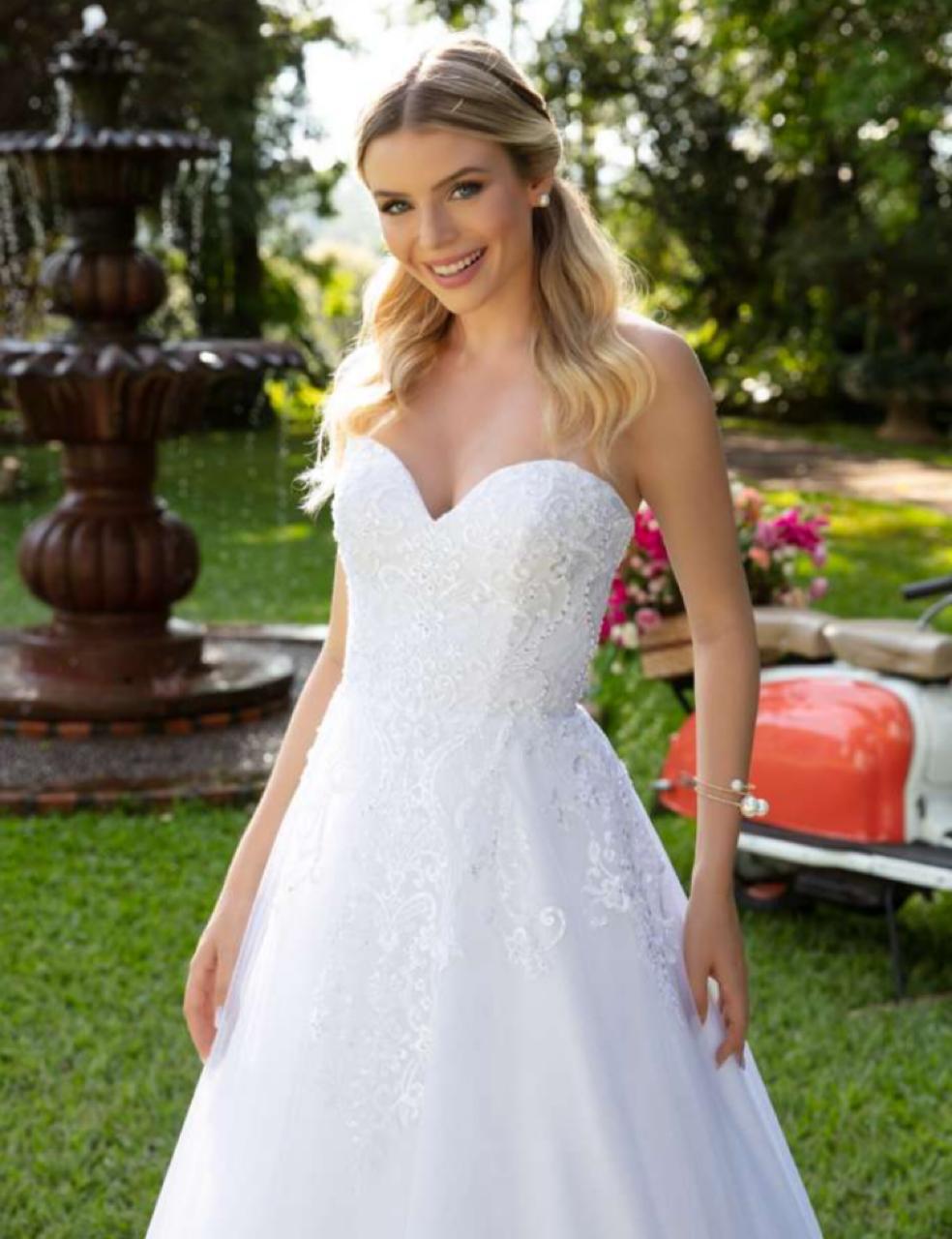 Clássico e atemporal, vestido noiva branco natural tomara-que-caia em tela high gloss sobreposta por tule com aplicações de renda fio de seda.