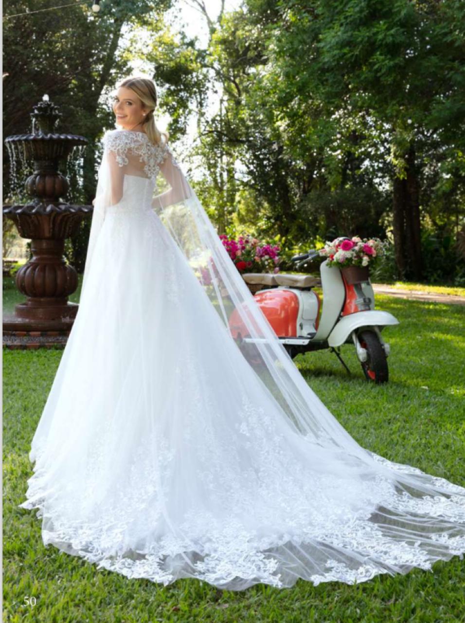 Clássico e atemporal, vestido noiva branco natural tomara-que-caia em tela high gloss sobreposta por tule com aplicações de renda fio de seda.